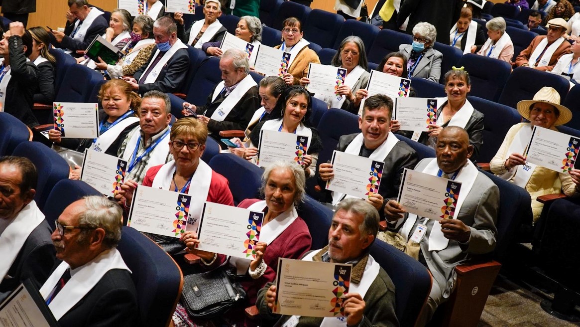 Ministerio TIC impulsa la inclusión digital y certifica a adultos mayores en el uso de la tecnología